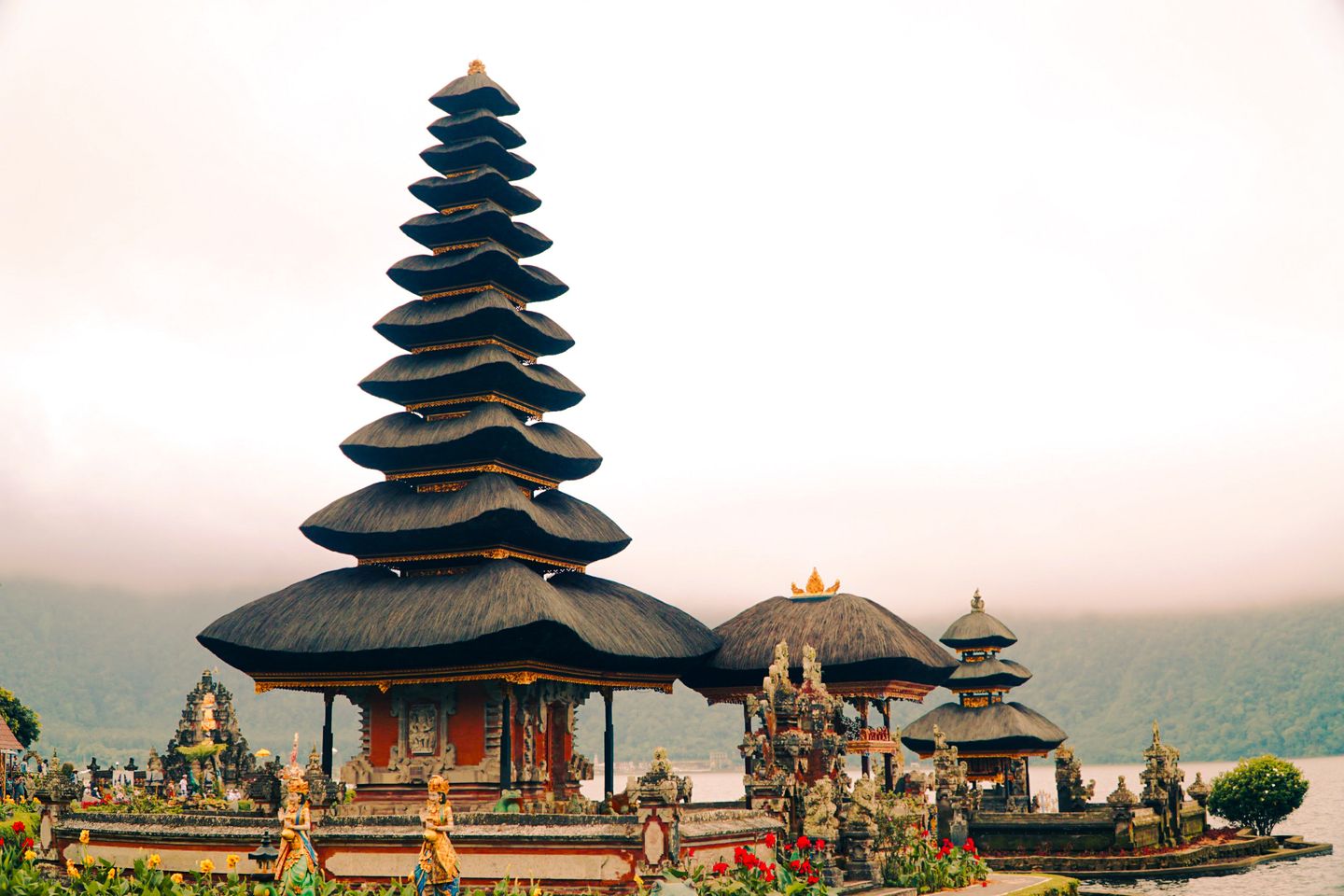 Pura Ulun Danu Beratan di tepian danau, Bali
